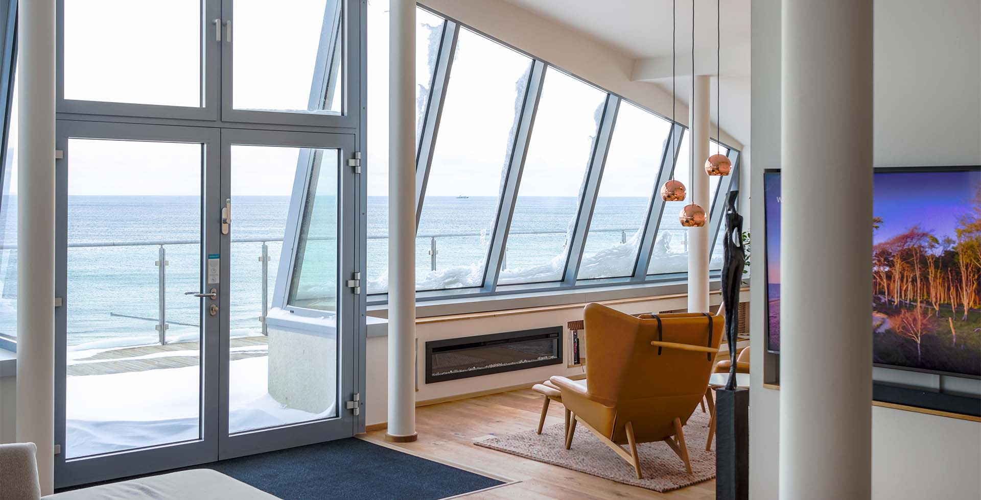 Heller Wohnbereich mit Panoramafenstern und Ostseeblick im THE GRAND Ahrenshoop.