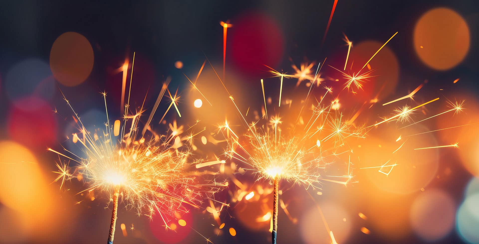 Nahaufnahme von funkelnden Wunderkerzen bei der Silvester Aftershowparty im Wellnesshotel THE GRAND Ahrenshoop an der Ostsee.