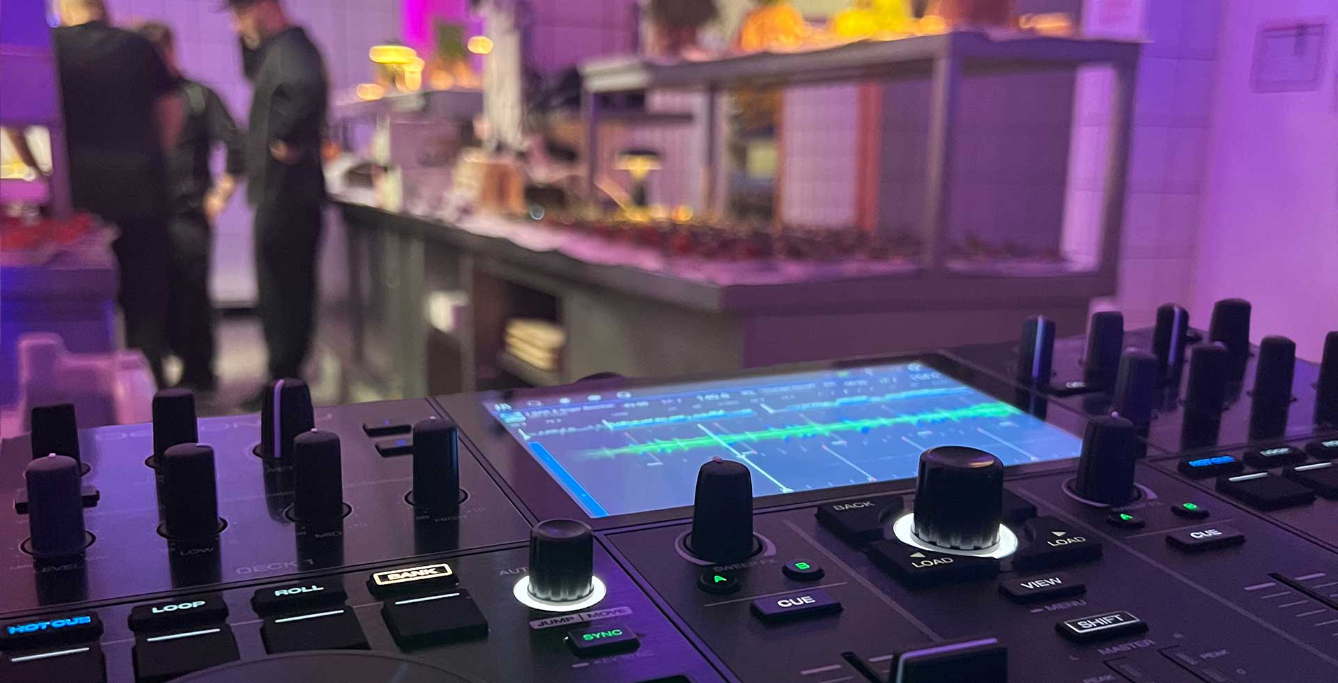 DJ-Pult mit Lichteffekten in der Küche des THE GRAND Ahrenshoop während der Kitchenparty mit Live-Cooking.