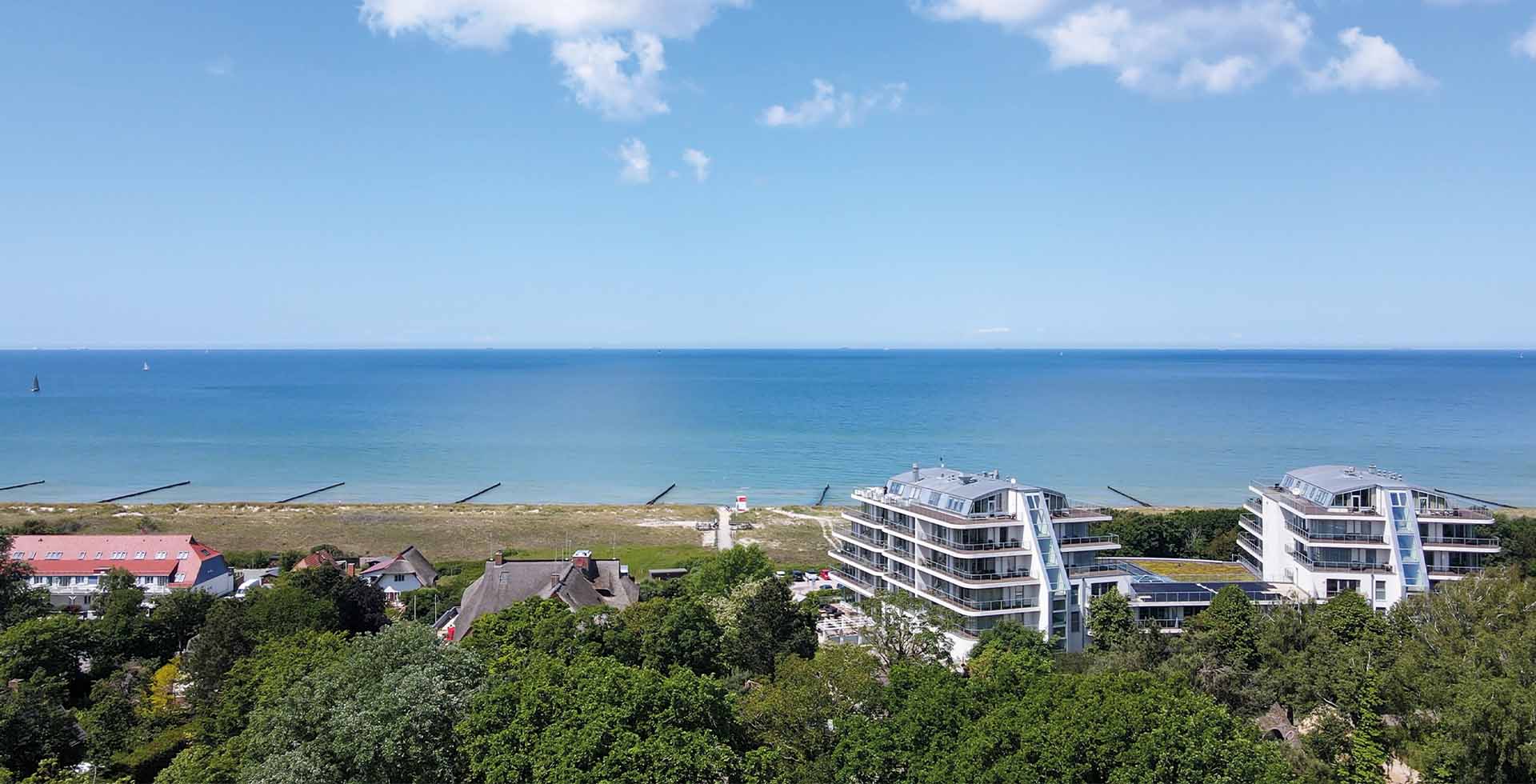 Weitblick über die Ostsee und das THE GRAND Ahrenshoop eingebettet in die Natur der Küste