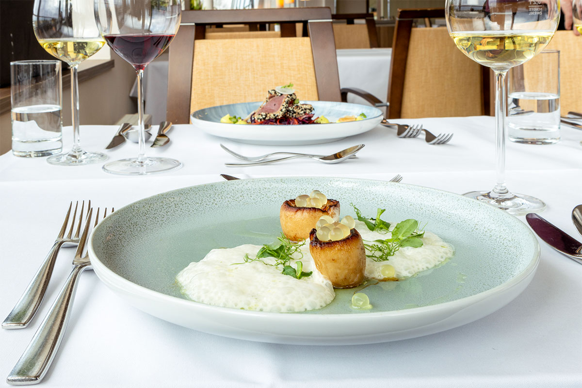 Edles Gericht mit Jakobsmuscheln und Schaum serviert im SEASIDE im THE GRAND Ahrenshoop