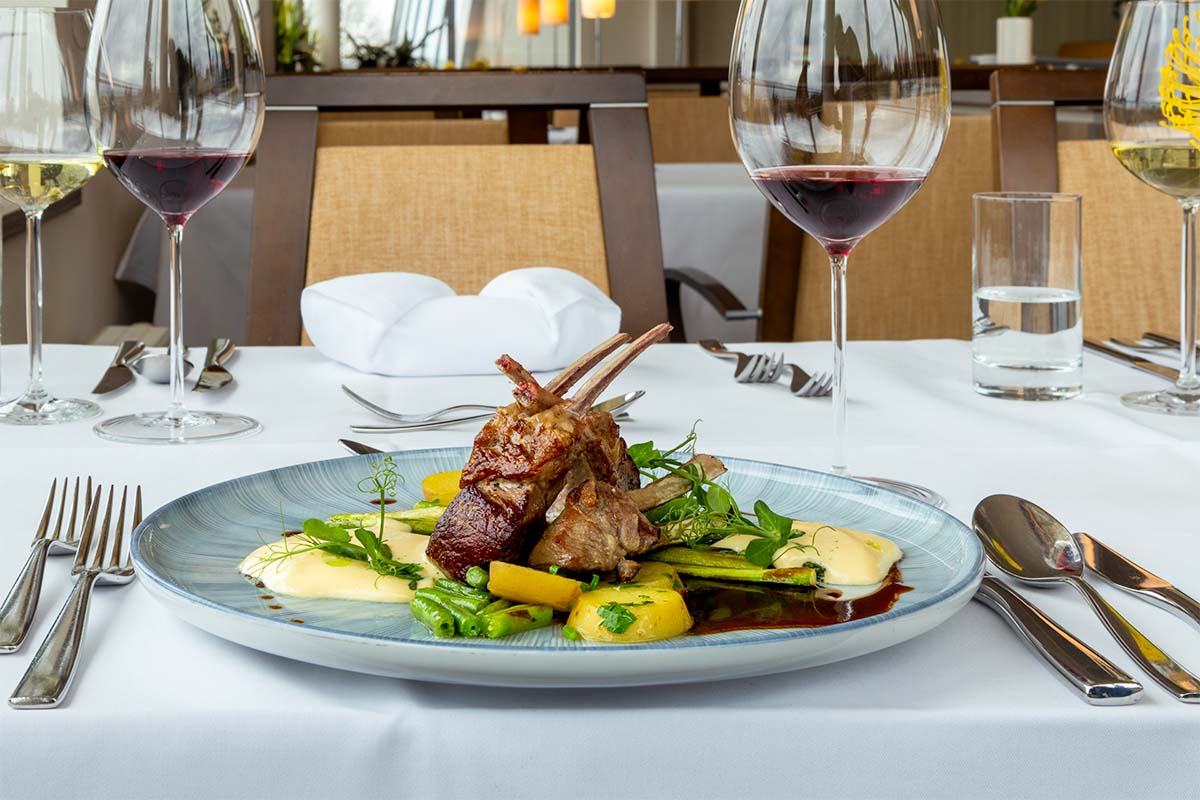 Stilvoll angerichtetes Lammgericht mit Beilagen im Restaurant SEASIDE im THE GRAND Ahrenshoop