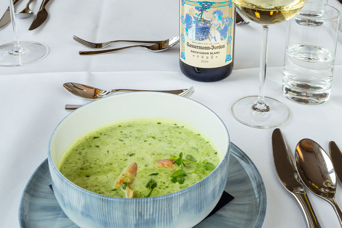 Cremige Suppe mit Einlage und Weißwein im Restaurant SEASIDE im THE GRAND Ahrenshoop