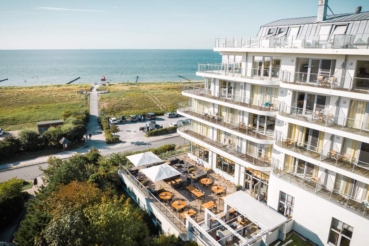 THE GRAND Ahrenshoop direkt an der Ostsee mit Balkonen und Terrasse.