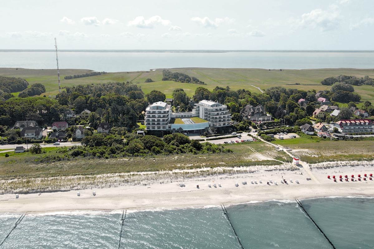 Luftaufnahme vom THE GRAND Ahrenshoop direkt am Ostseestrand mit Dünen und weitem Blick übers Meer.