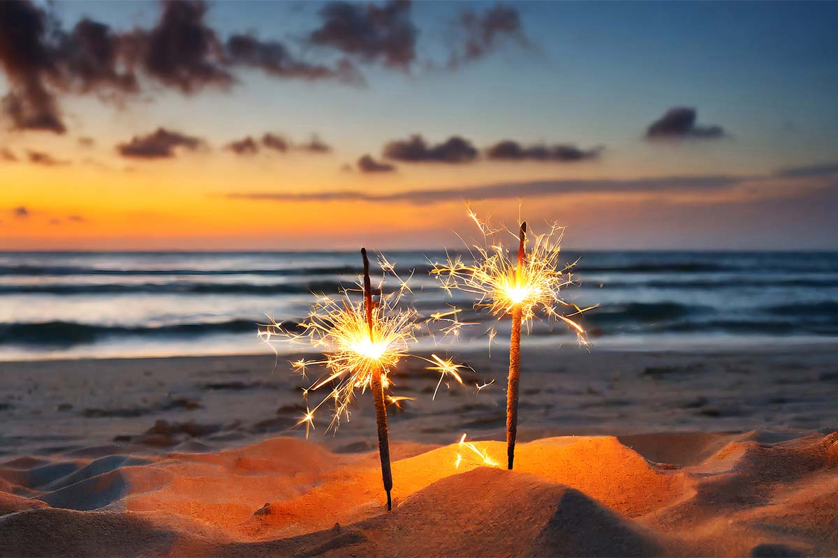 Leuchtende Wunderkerzen im Sand vor dem Meer zum Jahreswechsel in Ahrenshoop.